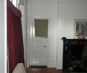 Britanniassa ikkunoihin pitää laittaa raskaat verhot vedon ja yksikerroksisten ikkunalasien takia. Takoissa ei ole luukkuja, joten lämmön sitä kautta karkaaminen estetään takan sisälle laitettavalla "takkapallolla".