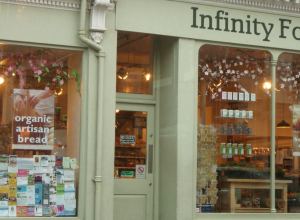 Infinity foodsin ruokakauppa, lisäksi heillä on kahvila. 