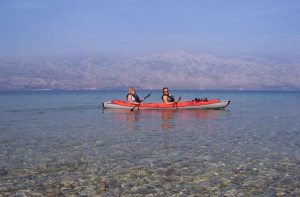 Kanootissa Razanacissa. Edessä kirkasta vettä ja takana Dalmatian kukkulat. 