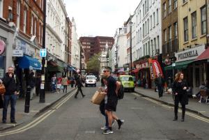 Kuvassa olevaa shortsimiestä ei palellut, mutta minä en olisi voinut kuvitellakaan paljailla säärillä tepastelua.