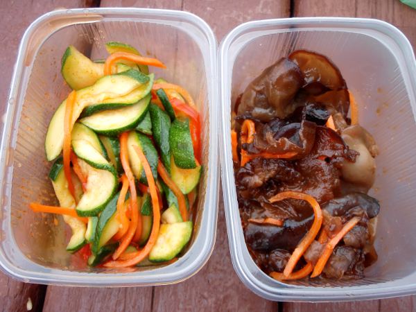 Vasemmalla kesäkurpitsaa ja oikealla juudaksenkorvasientä korealaisittain. 