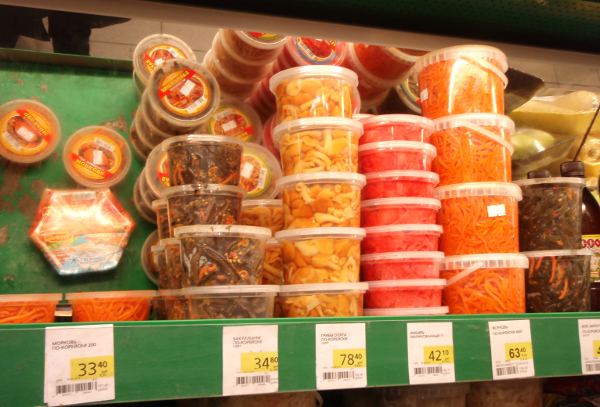 Moskova-hotellin rakennuksen Prismassa korealaisia salaatteja myytiin valmiiksi purkitettuna ja hinnat taisivat olla kauppahalleja matalemmat. 