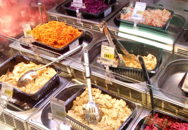 Prisman tiskillä myytiin korealaisia salaatteja myös irtotavarana ja saatavilla oli kahta eri tavoin maustettua lehtitofua. 