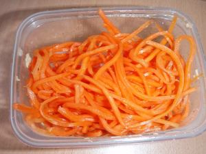 Korealaista porkkanasalaattia Sennyi rynokilta. Vaikka tämä näyttää vain porkkanalta, on se yksi parhaita näistä salaateista. En ole kyennyt maistelemalla selvittämään, mistä sen hyvä maku on peräisin. 