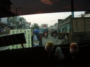 Taksin ikkunan läpi näin sumatralaisen suurkaupunki Medanin ja näky ei miellyttänyt silmääni.