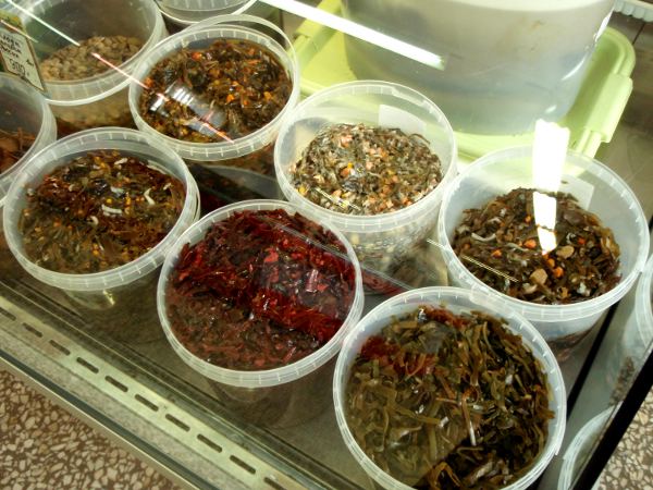 Andreaksen torilla myytiin sankoissa merilevää. En ostanut, koska olen pari kertaa maistanut tuon tyyppistä merilevää, enkä tykännyt. 