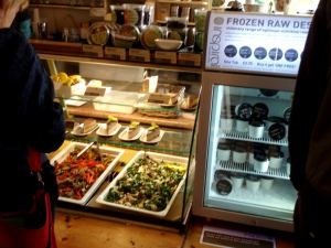 InSpiral Loungen vitriineissä salaattia ja kakkuja ja pakastinkaapissa jäätelöitä. 