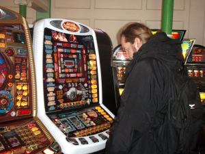 Rahapelejä pitäisi pelata ja vetoa lyödä vain siksi, että se hauskaa ja jännittävää.