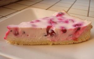 Viipale jääkaappikylmää, yön yli jäähtynyttä rahkapuolukkapiirakkaa, jolloin se on parhaimmillaan ja kauneimmillaan. 