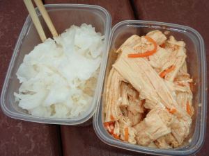 Vasemmalla miedosti maustetta ihmeellistä aasialaista tremella fuciformis -sientä ja oikealla korealaisittain maustettua lehtitofua. 