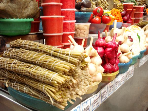Valkosipulia ynnä muuta Heinätorin Sennyin kauppahallissa. 