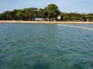 Ninin lähellä leirintäalueella saimme parkkeerata ihan rantaan, josta pääsi helposti melomaan.