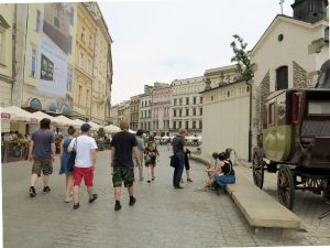 Krakovan keskusaukiolla kävelyä. 