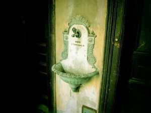 Wieniläisen vanhan kerrostalon käytävässä oli tällainen lavuaari. Se tainnut kuitenkaan enää toimia.