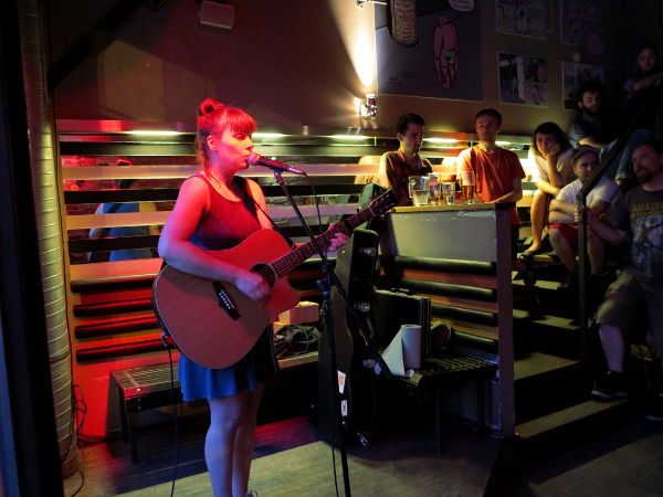 Hulda Huima soittaa Krakovan Bombassa. 