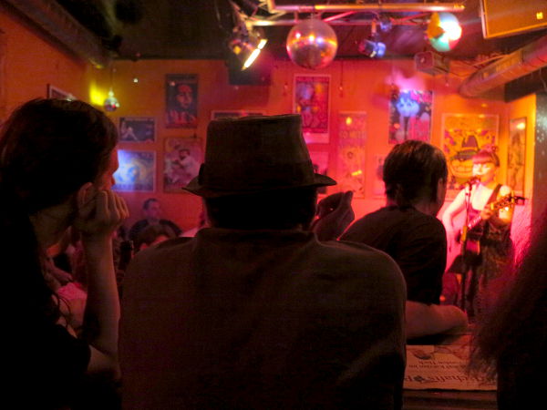 Hulda Huima esiintyy Wienissä Jetzt-klubilla.