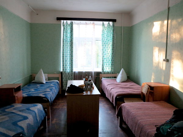 Huone Jelgavan hostellissa. 