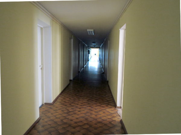 Jelgavan hostellin käytävä. 