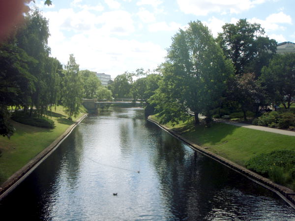 Riikan vanhaa kaupunkia ympäröivä kanava. 