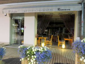 Bongasimme Kaunasin kävelykadulta myös kasvisravintolan. 