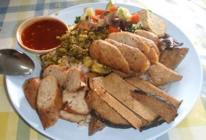 Kasvismakkaroita ja -"lihoja" Phuket Townista löytyneessä kasvisravintolassa. Tällaiset eivät suinkaan ole länsimaissa syntynyt ilmiö, vaan käsittääkseni Aasian buddhalaismunkkien kehittelyn tulosta. 