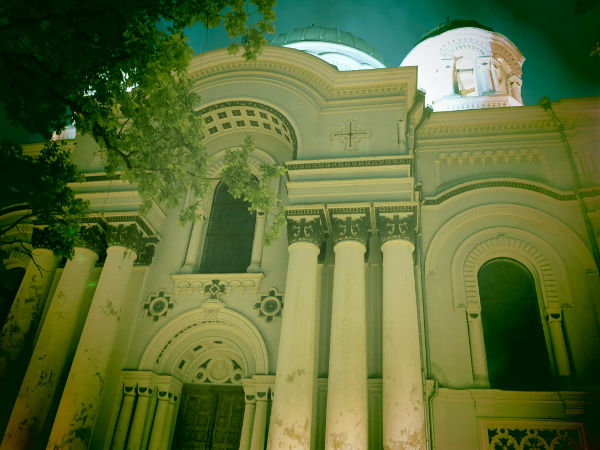 Kirkko kävelykadun varrelta Kaunasissa. 