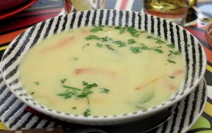 African Kitchenin kookoskeitto oli aika kesäkeittomainen eikä kovin kummoinen ruoka. Hinta kuitenkin vain jotain 4 - 5 euroa. 