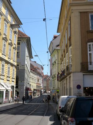 Kuja kävelijöille ja raitiovaunuille. 