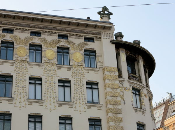 Kultaista seinää Naschmarktin vierustalla.