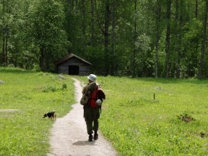 Ihan matkan alkupuolella oli tällainen lato ja niittyä, jota kai talkoilla hoidetaan. 