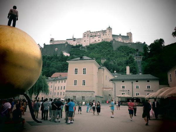 Salzburgin linna ja pallo, jota luulimme jättimäiseksi Mozart kugeliksi. 