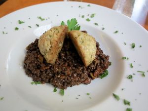 Wrenkh-ravintolan annos, jossa oli linssejä alla ja päällä pari taikinamykyä, ei ollut oikein mieleeni. Ja maksoi varmaan yli 10 euroa