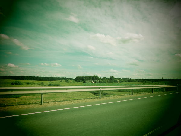 Latvian maisemat olivat hyvin tasaiset. Vasta etelä-Liettuassa alkoi näkyä jotain kumpua. 