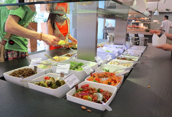 Yksi Mangoldsin mahtavista salaattipöydistä.