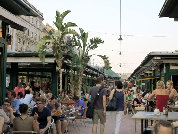 Upean vanhan arkkitehtuurin lisäksi mukavin löytö Wienissä oli Naschmarkt-ravintola- ja torikatu.