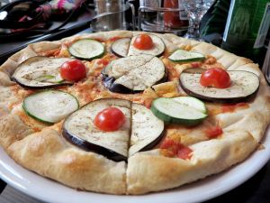 Aamupitsa ilman juustoa Jelgavan kävelykadulla oli aika mauton. 