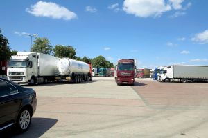 Puolalaiset rekat taukopaikalla. 