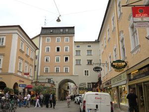 Salzburgin katuja. Tuollaiset rakennuksen alla kulkevat kujat ovat nerokkaita. 