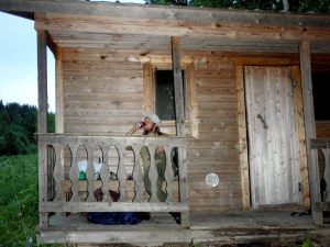 Maailman luksuksin sauna. Joku oli kantanut kaljankin mukanaan. 