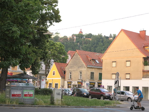 Asuintaloja lähellä keskustaa ja Itävallassa suositun oloinen sähköpotkulauta. 