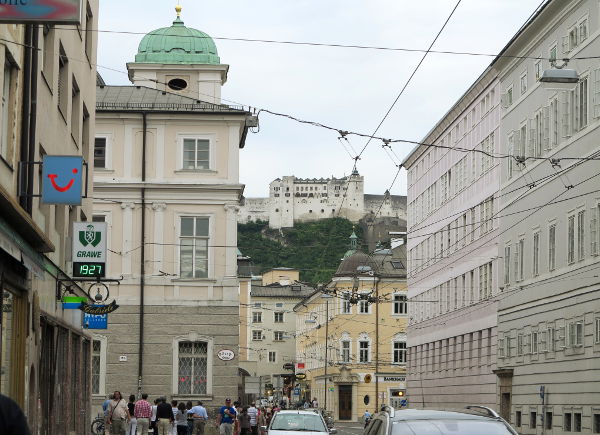 Salzburgin kaupunkia ja linna taustalla. 