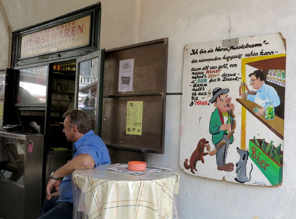 Naschmarktilla on kojua ja ravintolaa moneen lähtöön.