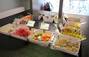 Yksi Mangoldsin salaattipöydistä. 