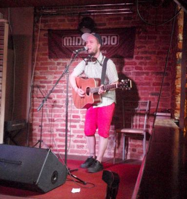 Tonikettinen Kaunasissa. 