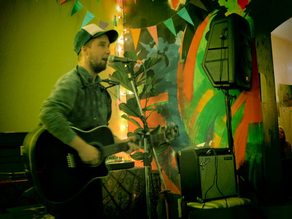 Musisointia Riikan Taka-baarissa. 