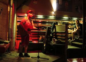 Tonikettinen Bombassa.