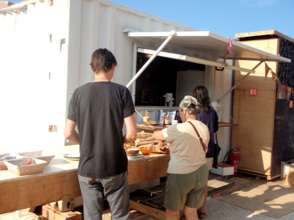 Majoitukseen kuului aamiainen, joka oli perusankeaa mannermaista patonkia, hilloa ja kahvia. Mutta hienoa kun oli aamiainen!