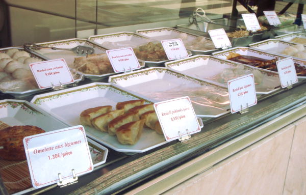 Pariisissa erikoisuutena oli sellaiset kiinalaiset ja vietnamilaiset ravintolat, joissa ruoat olivat vitriinissä valmiina. Näitä sitten syötiin kylmänä tai lämmitettiin mikrossa. Siten ei varmasti saa parhaita ruokaelämyksiä, mutta kerran kokeilin ja ihan ok oli. 