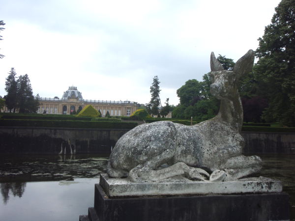 Taustalla Brysselin Afrikka-museo. 