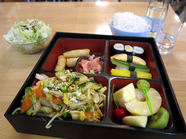 Kasvisbento-ateria Itävallan Grazissa japanilaisessa Osaka-ravintolassa. 